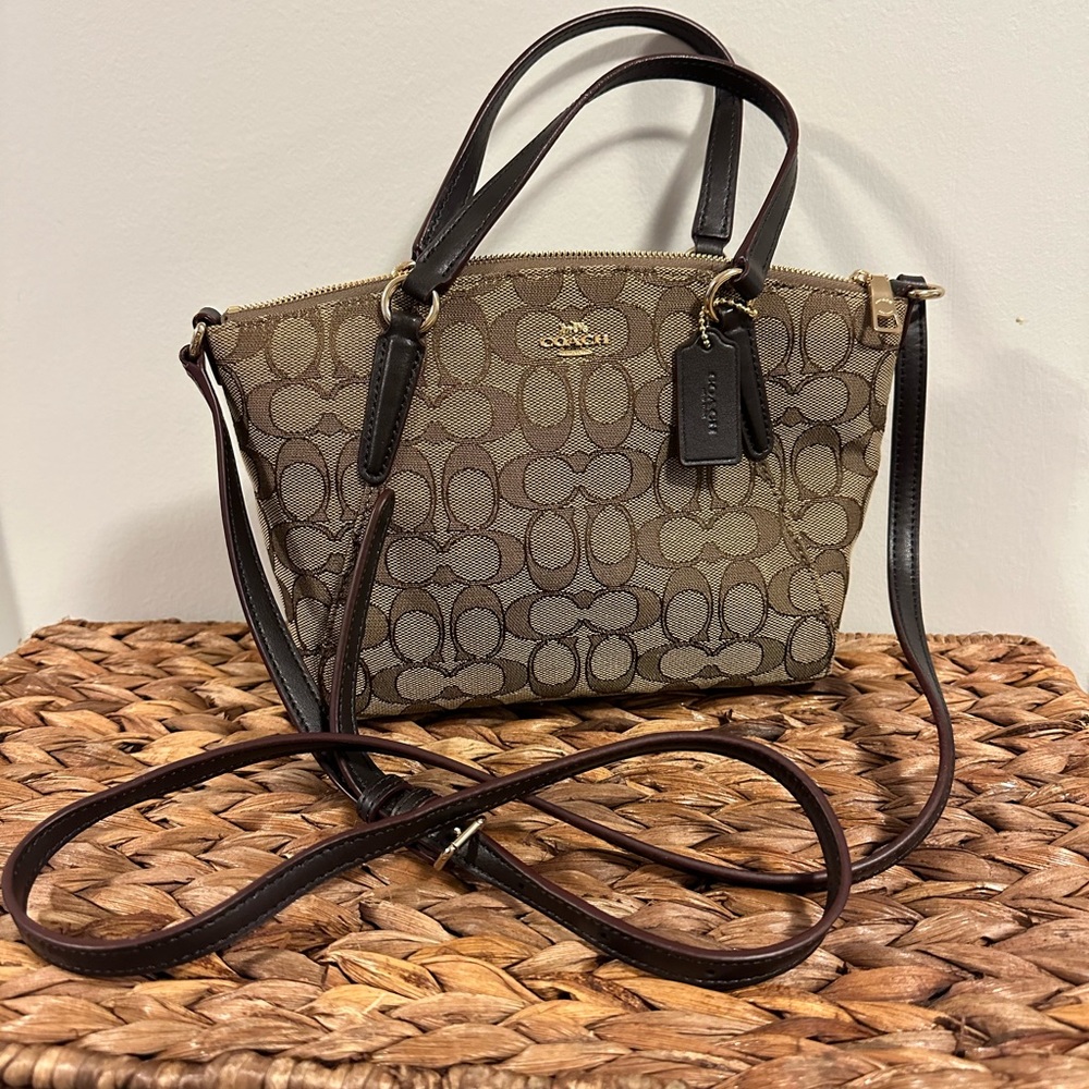 COACH: Small Signature MN Kelsey Crossbody